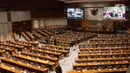 Suasana rapat paripurna ke-14 masa persidangan III tahun sidang 2021-2022 di Gedung Nusantara II, Kompleks Parlemen, Jakarta, Selasa (8/2/2022). Rapat dipimpin oleh Wakil Ketua DPR Sufmi Dasco Ahmad didampingi wakil Ketua DPR Lainnya Rachmad Gobel dan Lodewijk Paulus. (Liputan6.com/Angga Yuniar)