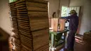 Seorang pekerja membuat sarang lebah dengan kayu ilegal di kotamadya Socorro, Santader, Kolombia, pada 3 Desember 2023. (Juan BARRETO/AFP)