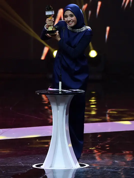 “Senang dan bangga banget bisa mendapat piala di ajang IBOMA ini. Alhamdulillah banyak sekali yang saya raih selama setahun terakhir ini,” tutur Laudya Cynthia Bella saat menerima piala di atas panggung IBOMA. (Deki Prayoga/Bintang.com)