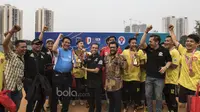 Para pemain Brigade Beringin merayakan gelar juara pada turnamen Football For Peace yang digagas oleh Uni Papua di Stadion Soemantri Brodjonegoro, Jakarta, Minggu (21/5/2016). (Bola.com/Vitalis Yogi Trisna)