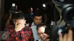 Aktor dan presenter Ganindra Bimo menutup mukanya saat para wartawan menghampirinya usai menjalani pemeriksaan di polsek Jagakarsa, Jakarta, Kamis (18/02/2016) .(Liputan6.com/Herman Zakharia)