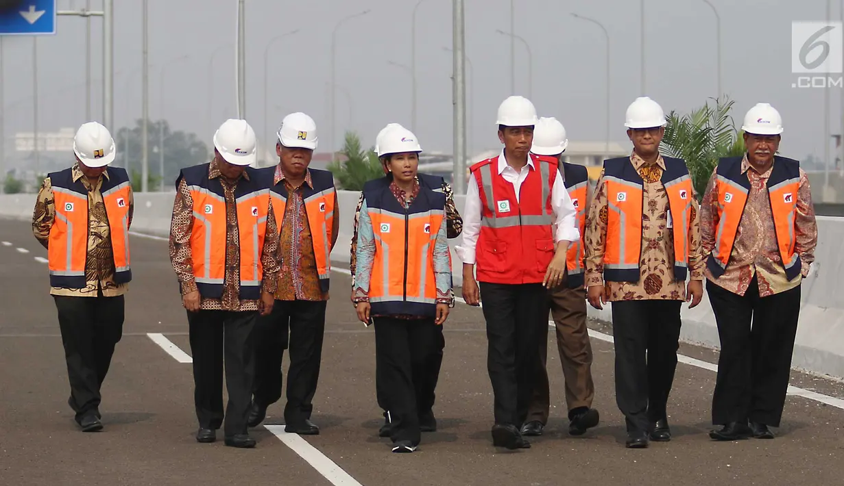 Presiden Joko Widodo (Jokowi) didampingi Menteri BUMN Rini Soemarno dan Gubernur DKI Jakarta, Anies Baswedan meninjau akses jalan Tol Bekasi-Cawang-Kampung Melayu (Becakayu) seusai peresmian di Jakarta, Jumat (3/11). (Liputan6.com/Angga Yuniar)