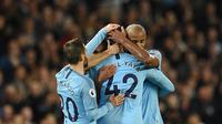 Para pemain Manchester City memeluk Yaya Toure usai laga melawan Brighton and Hove Albion di Stadion Etihad, Rabu (9/5/2018). Laga tersebut menjadi ajang perpisahan sang pemain bersama The Citizens. (AFP/Oli Scarff)