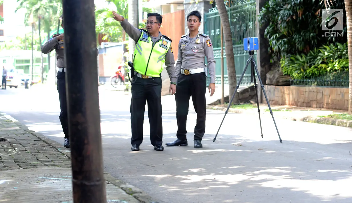 Polisi melakukan olah TKP di lokasi kecelakaan Ketua DPR, Setya Novanto di kawasan Permata Hijau, Jakarta, Jumat (17/11). Sebelumnya, mobil Fortuner yang ditumpangi Setya Novanto menabrak tiang listrik. (Liputan6.com/Helmi Fithriansyah)