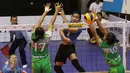 Pebola voli putri Jakarta Electric PLN, Aprilia Manganang melakukan smes ke pebola voli putri Gresik Petrokimia Veronica Angeloni pada Proliga 2017 di Gor Sritex Arena, Solo, Jawa Tengah, Sabtu (8/4). (Liputan6.com/Gempur M. Surya)