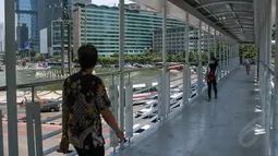 Jembatan baru yang kini berada tepat di depan air mancur Plaza Indonesia dan Wisma Nusantara ini sudah bisa dipergunakan pejalan kaki sejak jam 3 sore Senin (22/9/14). (Liputan6.com/Faizal Fanani)