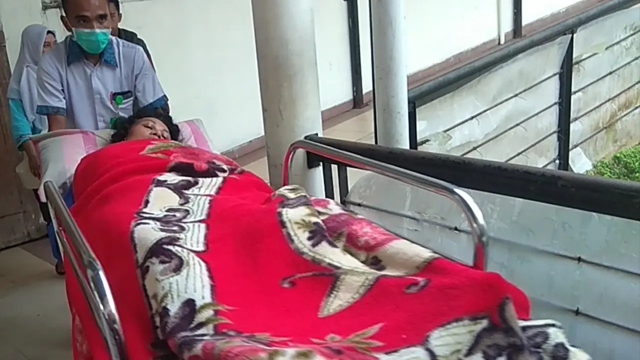 Nining Sunarsih (53), perempuan asal Kabupaten Sukabumi, ditemukan hidup setelah hilang terseret ombak Pantai Pelabuhan Ratu selama 1,5 tahun.
