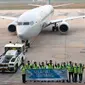 Petugas membentangkan spanduk "Selamat Terbang" di landasan pacu terminal baru Bandara Ahmad Yani Semarang, Rabu (6/6). Terminal ini sudah mulai beroperasi ditandai dengan maskapai penerbangan pertama SKYTEAM Garuda Indonesia. (Liputan6.com/Gholib)