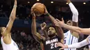 Pemain Miami Heat, Justise Winslow #20 berusaha melewati hadangan para pemain Charlotte Hornets pada laga NBA di Spectrum Center, (29/12/2016). Hornets menang 91-82. (Reuters/Sam Sharpe-USA TODAY Sports)