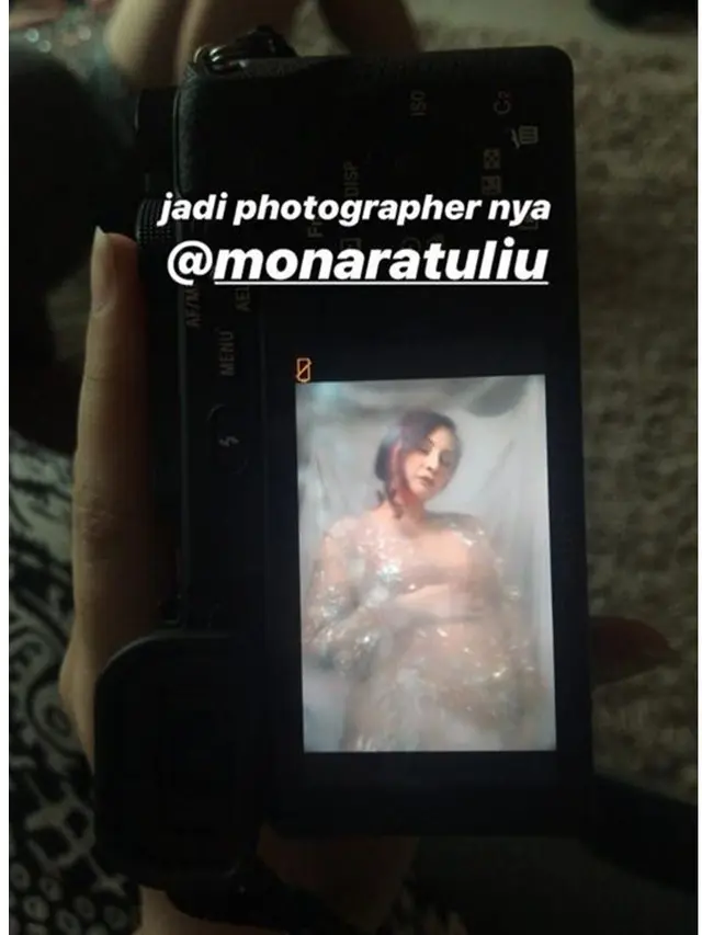 6 Potret Mona Ratuliu Jalani Maternity Shoot di Rumah, Pakai Properti Sederhana