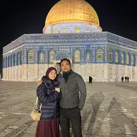 Meisya Siregar dan Bebi Romeo di Masjid Al Aqsa. [Foto: Instagram/meisya_siregar]