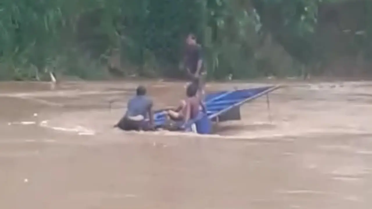 Tiga orang  berada di atas truk yang  hampir tenggelam di sungai Lembu Pesanggaran Banyuwangi. (Istimewa)