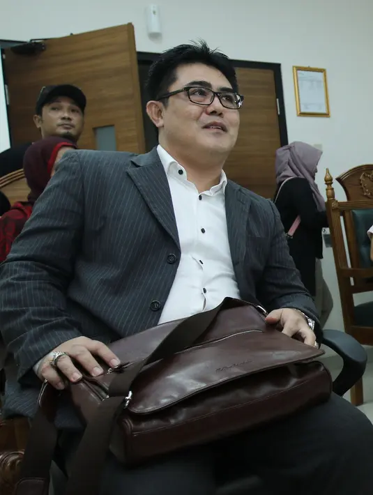 Rosmanizar saat menjalani sidang cerai perdana di Pengadilan Agama Jakarta Timur, Kamis (16/8). Rosmanizar menghadiri sidang cerai perdana tanpa kehadiran Enji mantan suami Ayu Ting Ting tersebut. (Liputan6.com/Herman Zakharia)