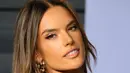 Ekspresi Alessandra Ambrosio saat berpose pada pesta Vanity Fair's Oscar After Party 2018 di Beverly Hills, California (4/3). Model 36 tahun ini tampil seksi dengan gaun kristal coklat transparan. (Dia Dipasupil/Getty Images/AFP)