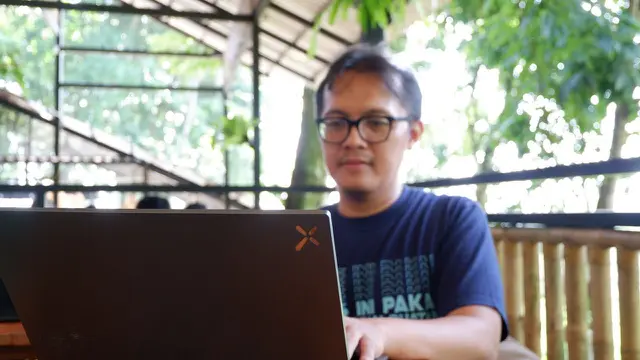 Logo X (Axioo) di sudut laptop membuatnya desain laptop ini terlihat simpel dan clean