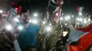 Warga Suriah larut dalam kegembiraan di Damaskus, Selasa (5/9/2017). Warga Suriah merayakan keberhasilan negaranya lolos ke playoff kualifikasi Piala Dunia 2018 setelah finis di peringkat tiga grup A. (AFP/Louai Beshara)