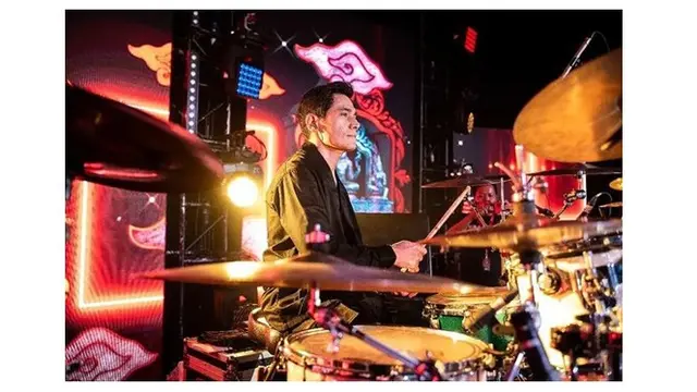 7 Potret Tyo Nugros, Drummer Dewa 19 yang 'Menolak Tua' di Usia 52 Tahun
