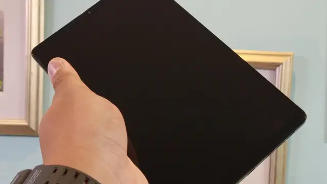 Hands-on (Layar) Lenovo Legion Tab (Eclipse Black) saat acara pengenalan di Jakarta.