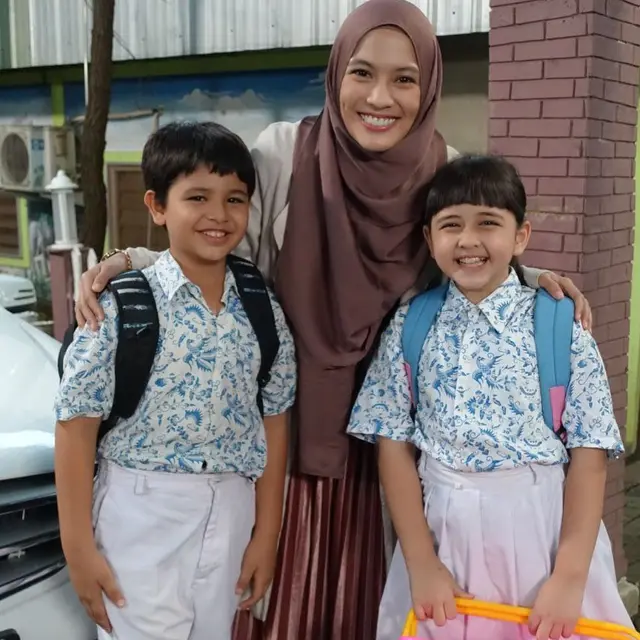 6 Potret Dude Harlino dan Alyssa Bareng Ciara Brosnan, Bak Orang Tua Kandung