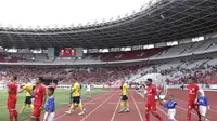 Pemain Persija Jakarta bersama player escort kid di pertandingan Piala AFC 2019 antara Persija Jakarta kontra Ceres-Negros di Stadion Utama Gelora Bung Karno, Senayan, Jakarta, Selasa (23/4/2019). (Bola.com/M iqbal Ichsan)