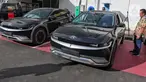 Pegawai melakukan pengecekan mobil listrik merek 'Hyundai Ioniq 5' di halaman Kompleks DPR RI, Jakarta, Jumat (30/9/2022). Sebanyak 55 unit mobil tersebut akan digunakan para delegasi kegiatan 8th G20 Parliamentary Speakers’ Summit (Parliamentary20/ P20) pada 5-7 Oktober 2022 mendatang. (Liputan6.com/Angga Yuniar)