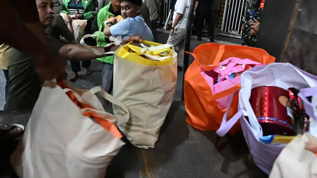 Prabowo Bagi-Bagi Sembako Saat Malam Takbiran di Medan