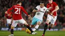 Gelandang West Ham, Dimitri Payet (tengah) berusaha melewati Phil Jones dan Ander Herrera pada pertandingan final Piala Liga (EFL Cup) di Stadion Old Trafford, Inggris, (1/12). MU menang telak atas West Ham dengan skor 4-1. (Reuters/Phil Noble)