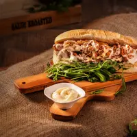 Sandwich ayam dengan saus honey mustard bisa jadi pilihan bekal praktis yang mudah dibuat. Rasanya gurih, sedikit manis, dan cocok dinikmati bersama keluarga. (Foto/Dok: Pixels)