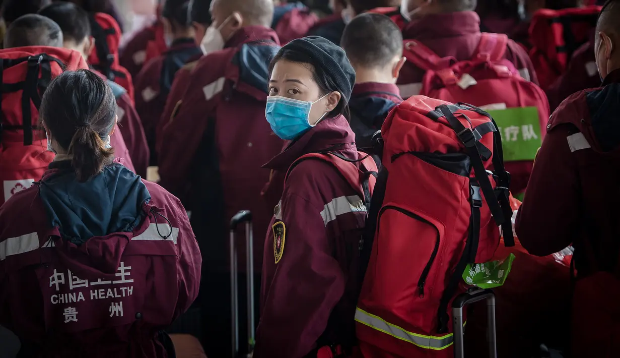 Staf medis Cheng Xiaoxue (tengah) dari Provinsi Guizhou, China barat daya, menunggu  kereta di Stasiun Kereta Api Wuhan di Provinsi Hubei, China (17/3/2020). Beberapa tim  medis mulai meninggalkan Hubei ketika epidemi COVID-19 yang terkena dampak paling parah itu terus menurun. (Xinhua/Xiao Yijiu)
