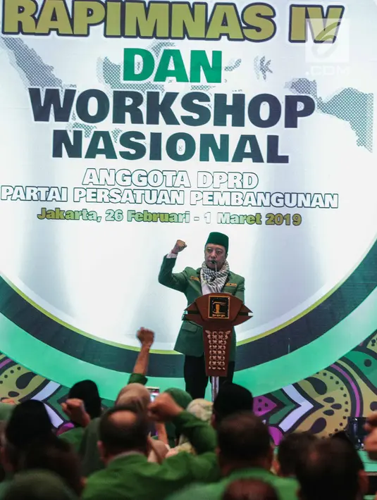 Ketua Umum PPP M. Romahurmuziy  memberikan arahan dalam pembukaan Rapimnas IV dan Workshop Nasional Anggota DPRD PPP di Jakarta, Selasa (26/2). Kegiatan Rapimnas ini diikuti pengurus harian DPP dan 34 DPW seluruh Indonesia. (Liputan6.com/Faizal Fanani)