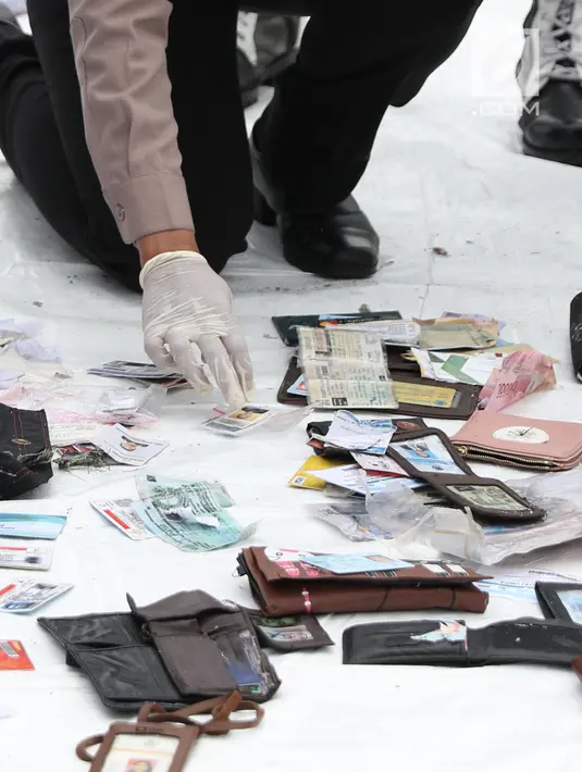Petugas mengecek dan mengidentifikasi barang temuan yang diduga milik penumpang pesawat Lion Air JT 610 di Pelabuhan JICT 2, Jakarta, Selasa (30/10). Sejumlah barang ditemukan petugas gabungan dalam operasi pencarian. (Liputan6.com/Helmi Fithriansyah)