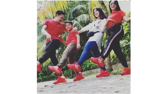 Keluarga kecil Dewi Persik memakai baju kompakan, seru banget