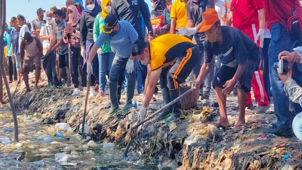 Cerita Wali Kota Azis Bersihkan Sampah Plastik di Pesisir Pantai Kota Cirebon