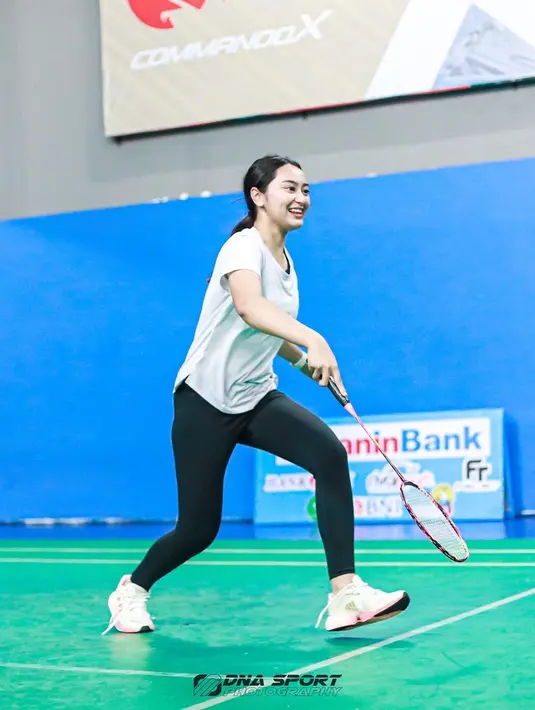 Demi menjaga kebugaran tubuhnya, Memes selalu rajin olahraga. Selain badminton, hobi yang sering ia lakukan ialah berkuda. Menjadi pengalaman pertama yang berkesan, siapa tahu Memes juga akan memasukkan badminton ke daftar hobi barunya. (Liputan6.com/IG/@memes_prameswari)