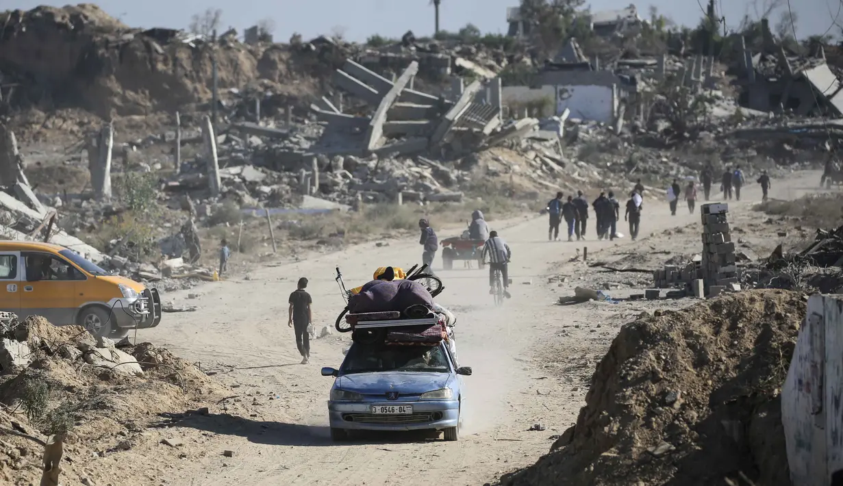 Beberapa orang melakukan perjalanan berjam-jam menggunakan kendaraan yang masih beroperasi di tengah kekurangan bahan bakar. (Eyad BABA/AFP)