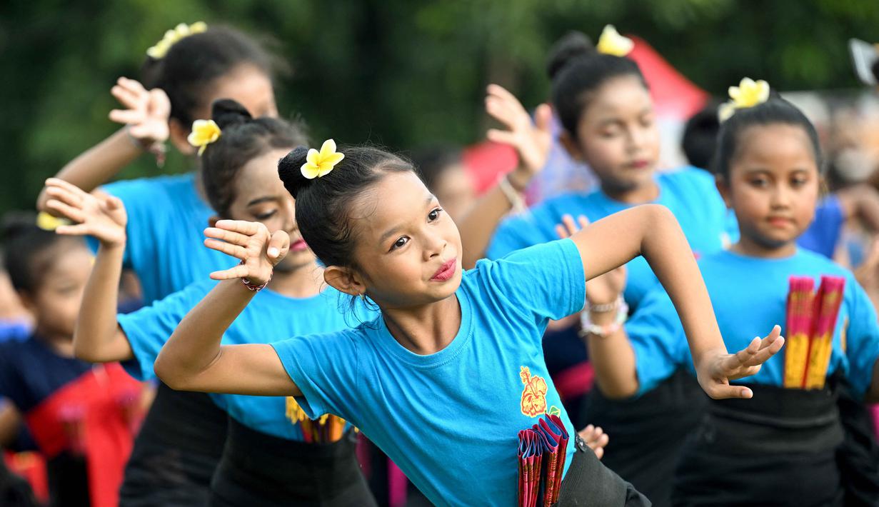 Anak-anak menampilkan tarian tradisional untuk menyambut malam pergantian tahun di Bali, pada Rabu 31 Desember 2025. Menyambut malam pergantian tahun, ratusan anak-anak di Bali menampilkan beragam tarian tradisional. (SONNY TUMBELAKA/AFP)