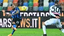 Pemain Inter Milan, Arturo Vidal (kiri) menendang bola kearah gawang Udinese dalam laga lanjutan Liga Itali 2020/2021 di Friuli stadium, Minggu (24/1/2021) dini hari. (Foto: AFP/Vincenzo Pinto)
