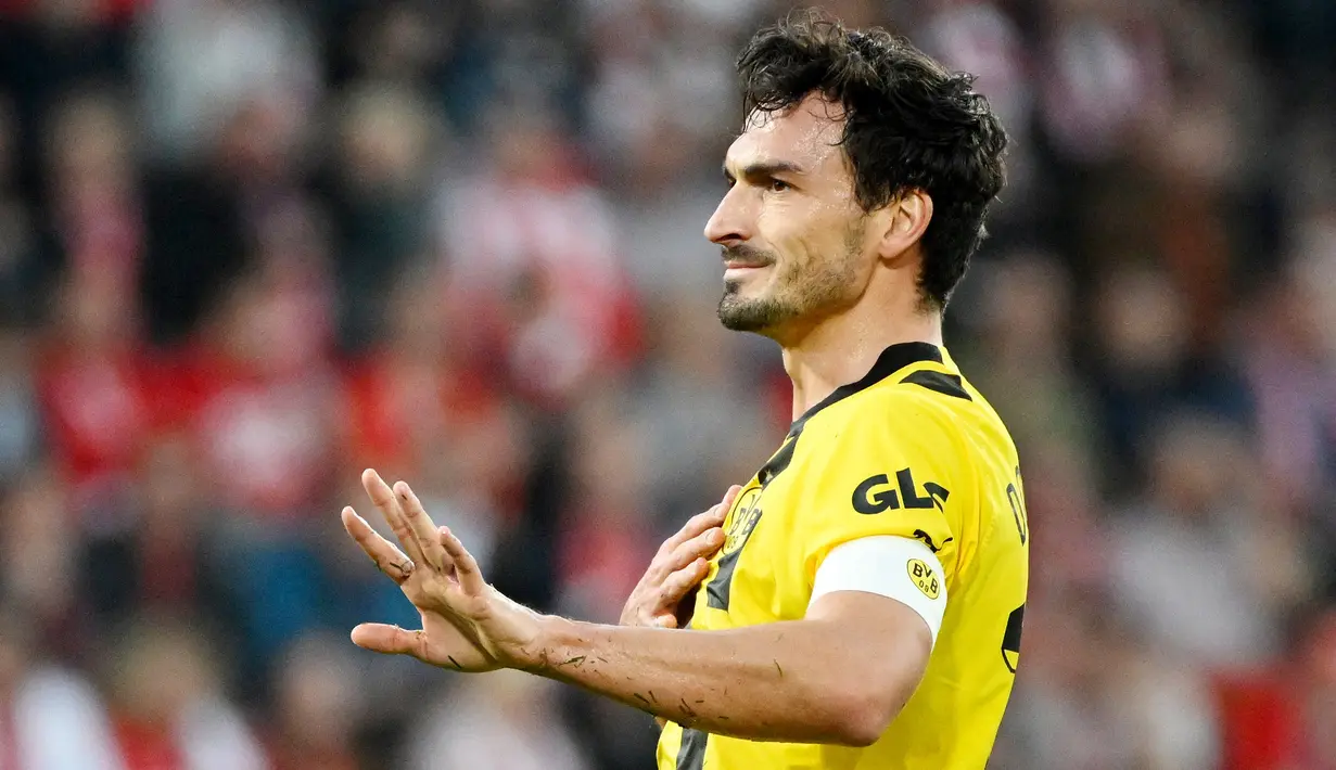 Pemain Borussia Dortmund, Mats Hummels, saat melawan FC Union Berlin pada laga Liga Jerman di Berlin (16/10/2022). Bek tangguh ini kembali ke Borussia Dortmund pada 2019. Mats Hummels dijual Bayern Munchen harga 35,2 juta euro. (AFP/Tobias  Schwarz)