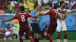 Portugal kalah 0-4 dari Jerman. Kekalahan dalam fase grup Piala Dunia 2014 yang digelar di Fonte Nova Arena, 16 Juni 2014 menjadi penyebab tersingkirnya Cristiano Ronaldo bersama Timnas Portugal di fase grup akibat kalah selisih gol dari Amerika Serikat. (AFP/Odd Andersen)