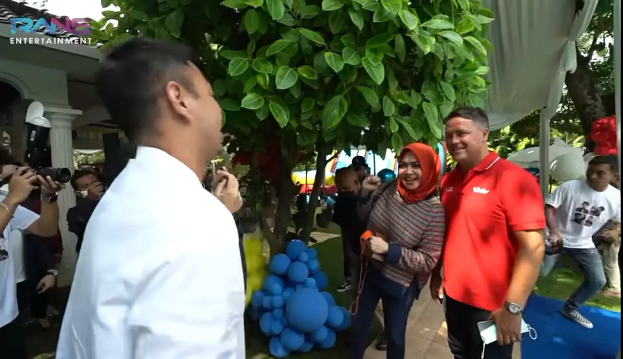 Michael Owen ke Ultah Rafathar (Youtube/Rans Entertainment)