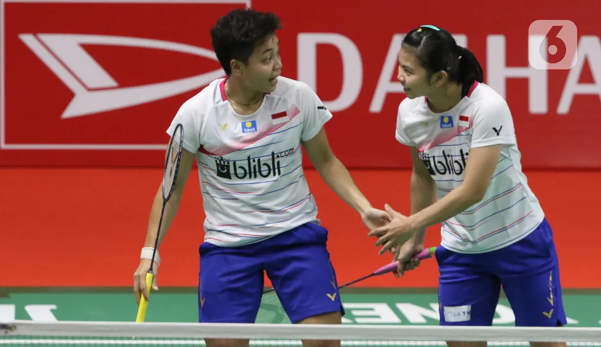 Pebulutangkis Indonesia, Greysia Polii/Apriyani Rahayu saat melawan Liu Xuan Xuan/Xia Yu Ting (China) pada babak pertama ganda puteri Indonesia Masters 2020 di Istora GBK, Jakarta, Rabu (15/1/2020). Greysia Polii/Apriyani Rahayu unggul 22-24, 21-17, 21-15. (Liputan6.com/Helmi Fithriansyah)