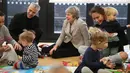 Suasana saat Perdana Menteri Inggris Theresa May bermain dengan bayi di pusat kesehatan di London, Inggris, Kamis (22/11). Selain menjadi PM Inggris, Theresa juga menjabat sebagai Ketua Partai Konservatif sejak tahun 2016. (Andrew Matthews/Pool via AP)