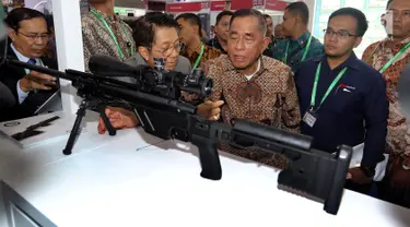 Menhan Ryamizard Ryacudu melihat salah satu senjata selama pameran Indo Defence 2018 Expo and Forum, Jakarta, Rabu (9/11). Pameran ini menjadi ajang promosi bisnis dan teknologi bagi industri pertahanan Indonesia dan dunia. (Liputan6.com/Johan Tallo)