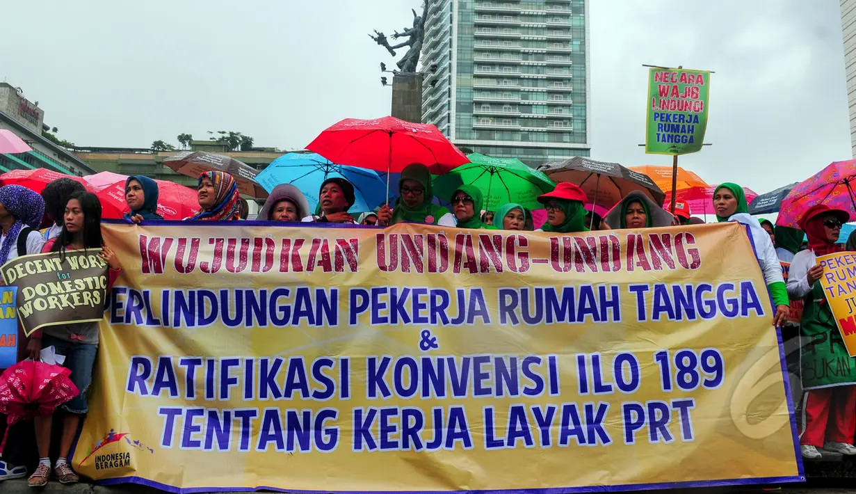 Ratusan Pekerja Rumah Tangga (PRT) melakukan aksi menuntut tanggung jawab Pemerintah Indonesia atas perlindungan terhadap para PRT di Bundaran HI, Jakarta, Minggu (8/3/2015).(Liputan6.com/Yoppy Renato)