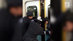 Agar semua penumpang dapat terangkut ke dalam rangkaian gerbong kereta, diperlukan oshiya yang membantu penumpang masuk ke dalam gerbong