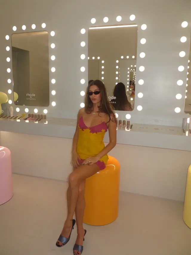 Tampilan Memikat Hailey Bieber di Coachella 2026, Pakai Gaun Vintage Dior dari 1998