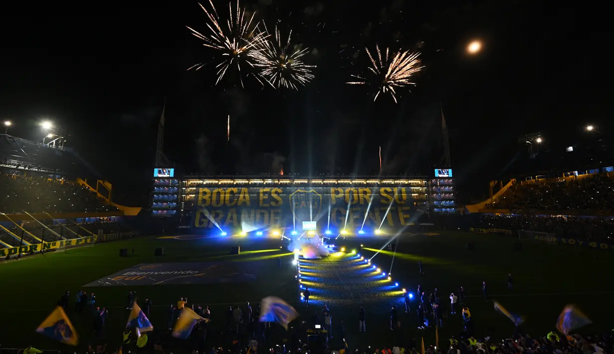 Kembang api meledak saat perkenalan penyerang baru Boca Juniors, Edison Cavani di stadion La Bombonera di Buenos Aires pada 31 Juli 2023. (AFP/Luis Robayo)