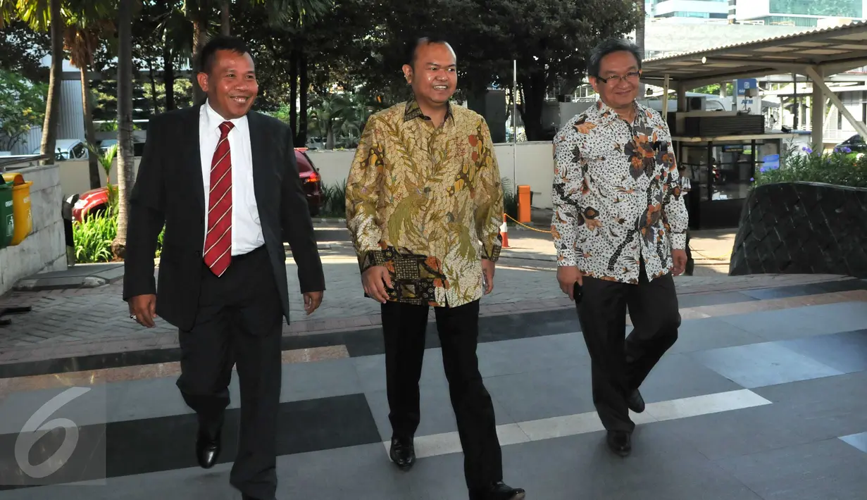 Mantan Sekjen Partai Nasdem, Patrice Rio Capella (tengah) saat akan memasuki Gedung KPK, Jakarta, Jumat (16/10). Rio menjalani pemeriksaan sebagai saksi kasus dugaan suap penanganan perkara Bansos Provinsi Sumut. (Liputan6.com/Helmi Afandi)