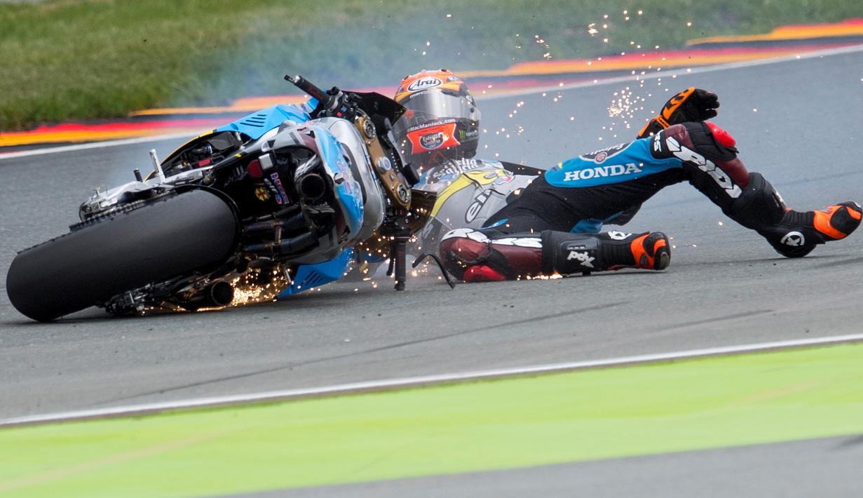 Pebalap Estrella Galicia 0,0 Marc VDS, Tito Rabat, terjatuh saat latihan bebas kedua Moto GP Jerman di Sirkuit Sachsenring, Jerman, (15/7/2016). (AFP/Robert Michael)