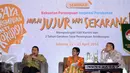 Menteri Agama Lukman Hakim Saifuddin (kiri) memberi pernyataan saat seminar Kekuatan Perempuan Inspirasi Perubahan di Jakarta, Sabtu (23/4/2016). Diskusi ini bagian peringatan 2 tahun gerakan Saya Perempuan Anti Korupsi. (Liputan6.com/Helmi Fithriansyah)